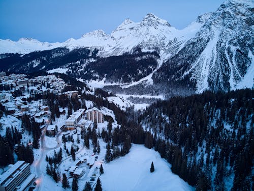 Бесплатное стоковое фото с Аэрофотосъемка, заснеженные горы, зима