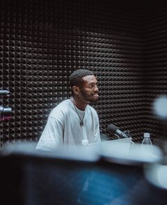 Apresentador negro num estúdio de podcast