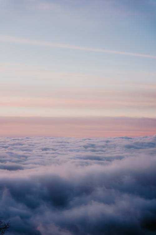Бесплатное стоковое фото с атмосфера, вертикальный выстрел, над облаками