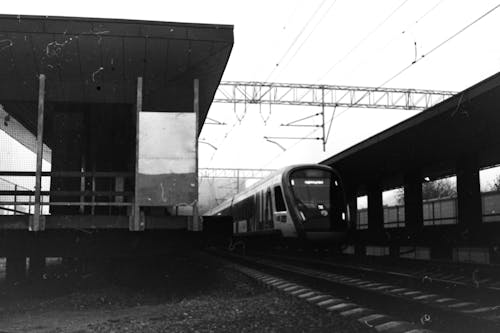 Darmowe zdjęcie z galerii z czarno-biały, nasyp kolejowy, platforma
