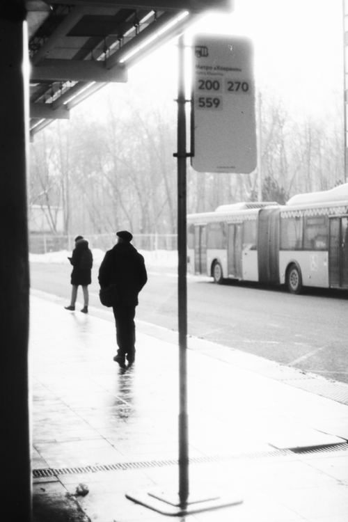 Free Silhouettes of people at a city bus stop in black and white photography. Stock Photo