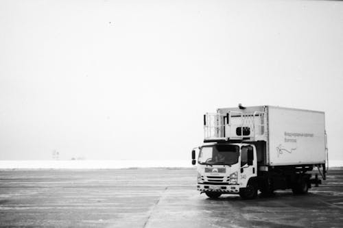 Безкоштовне стокове фото на тему «вантажівка, відтінки сірого, монохромний»