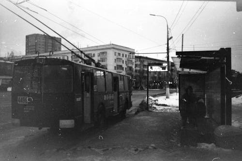 Základová fotografie zdarma na téma autobusová zastávka, černobílý, města