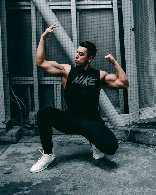 Free Bodybuilder striking a pose in sportswear, showcasing strength and physique. Stock Photo