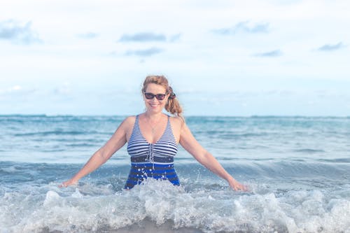 Kobieta Ubrana W Niebieski I Szary Strój Kąpielowy Na Oceanie