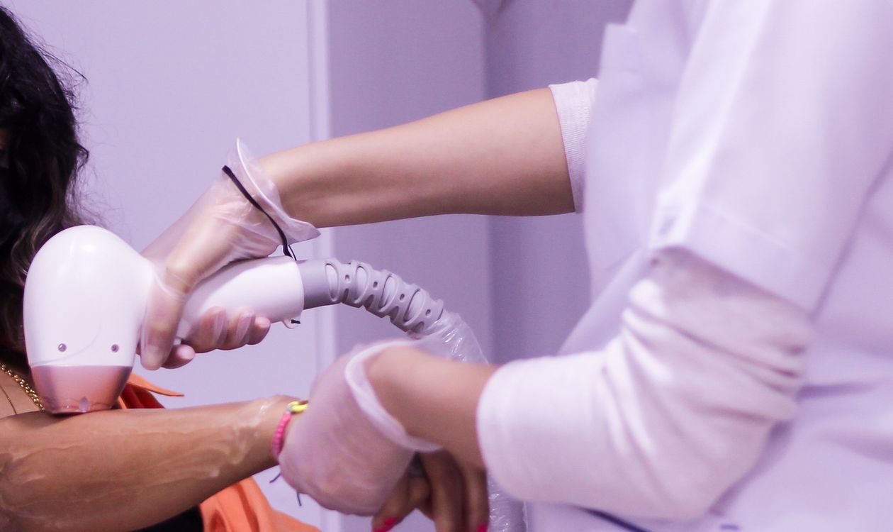Tratamiento facial con láser realizado por profesional en clínica, Hollywood Peel en Sapphira Privé Montecarmelo
