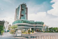 现代酒店建筑在充满活力的城市景观中独具特色