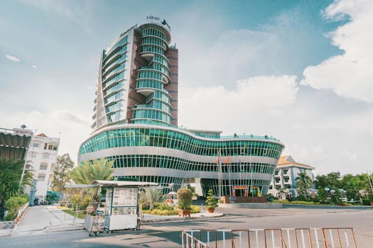 现代酒店建筑在充满活力的城市景观中独具特色