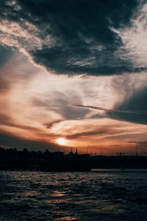 Free Breathtaking sunset over İstanbul skyline with vibrant colors reflecting off the Bosphorus. Stock Photo
