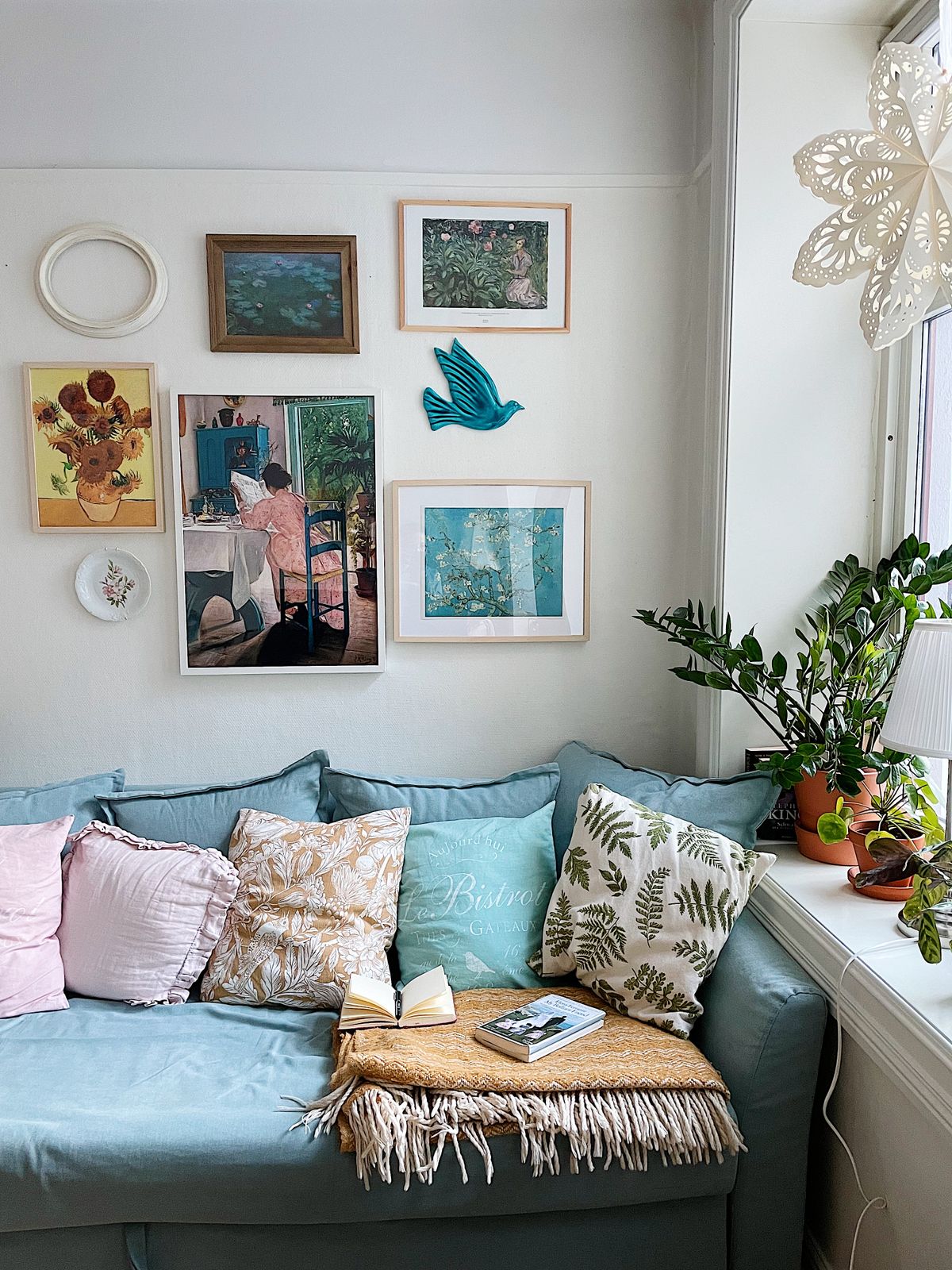 Cosy reading corner with a gallery wall and daybed
