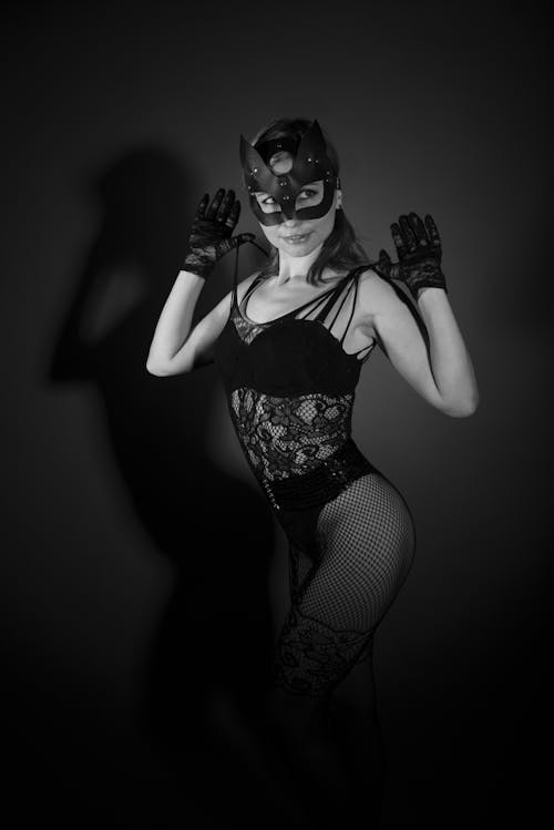 Fotobanka s bezplatnými fotkami na tému catwoman, čierny a biely, diaľničná nálepka
