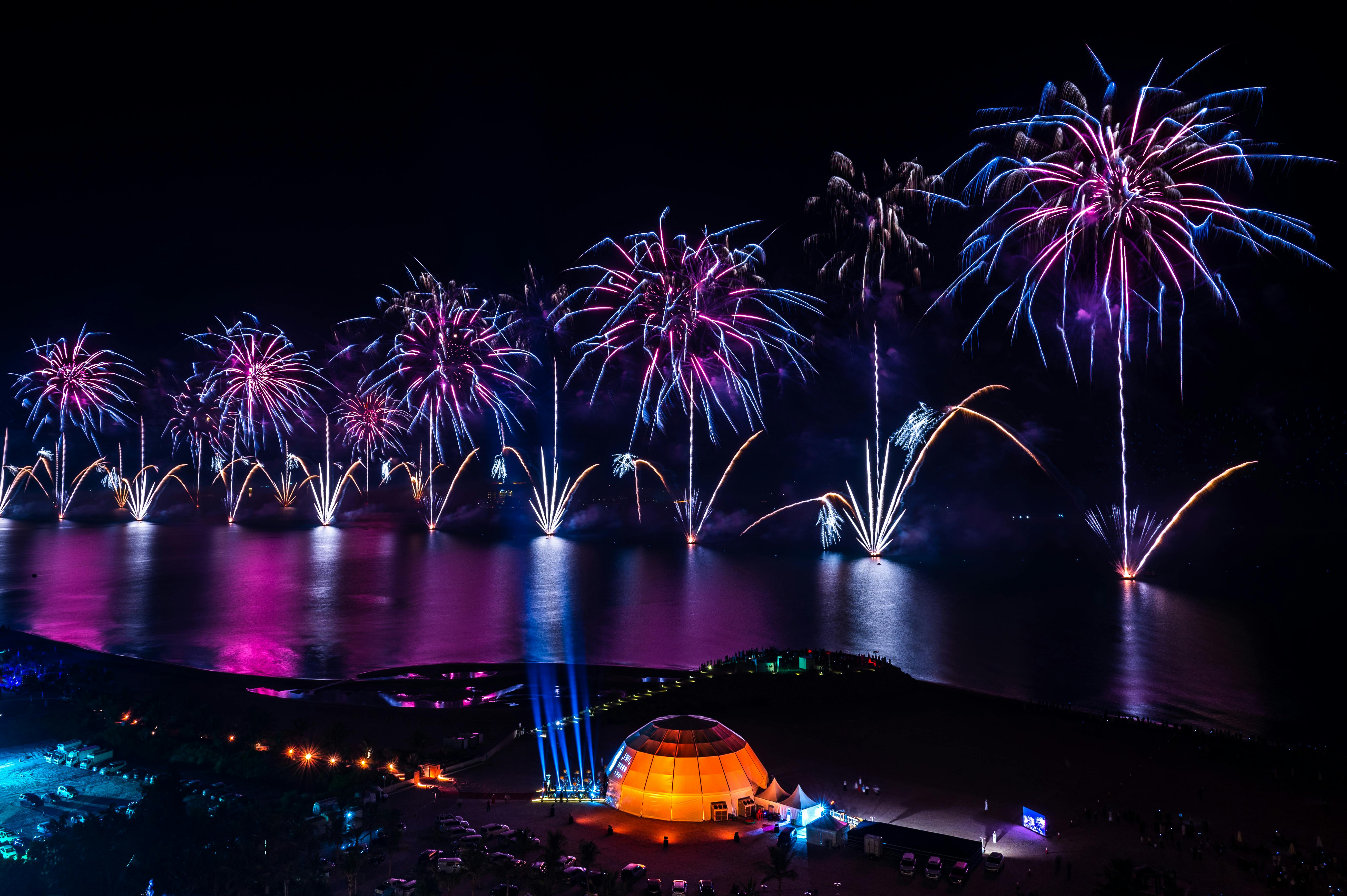 Fireworks next to the Burj Al Arab hotel in Dubai · Free Stock Photo