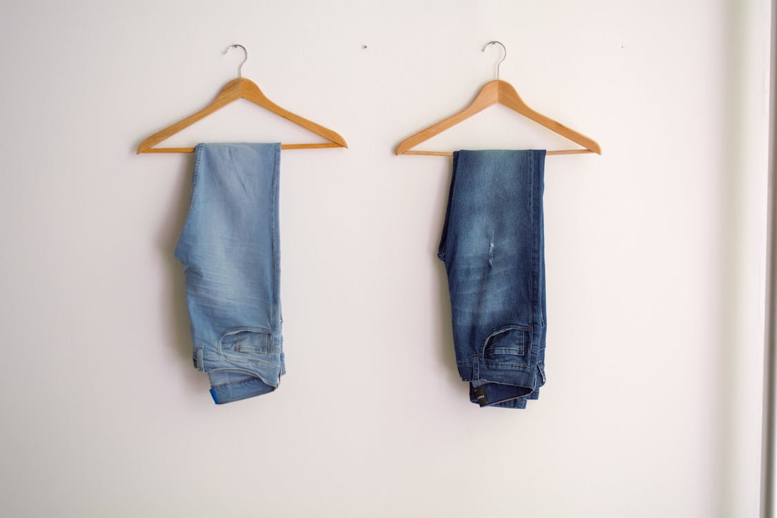 Kostenlos Zwei Hanged Blue Stonewash Und Blue Jeans Stock-Foto