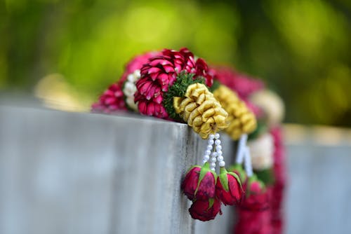 бесплатная Селективный фокус фотографии декора красных роз Стоковое фото