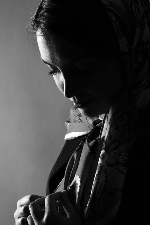 Free A striking black and white portrait of a woman in a scarf, showcasing elegance and introspection. Stock Photo