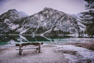 宁静的湖面倒映着雪山，非常适合自然爱好者