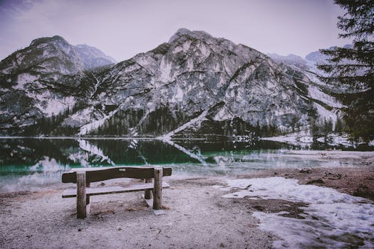 雪山倒映在宁静的湖水中，非常适合大自然爱好者