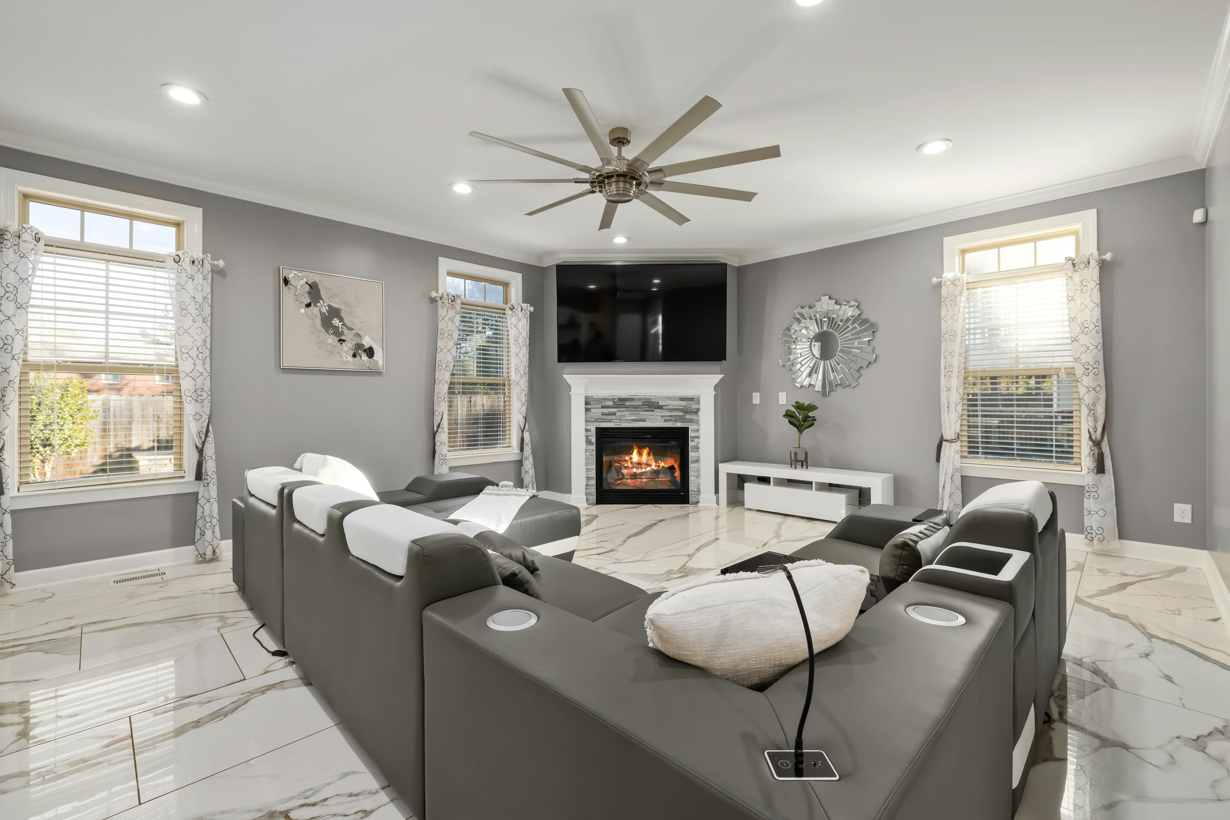 Nowoczesny salon z gniazdem podłogowym w mosiężnej pokrywie obok stolika kawowego