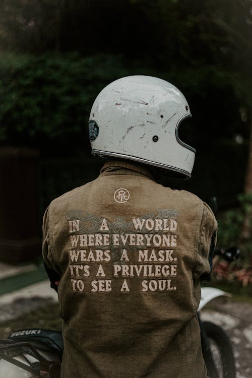Gratis arkivbilde med hjelm, inspirerende budskap, jakke