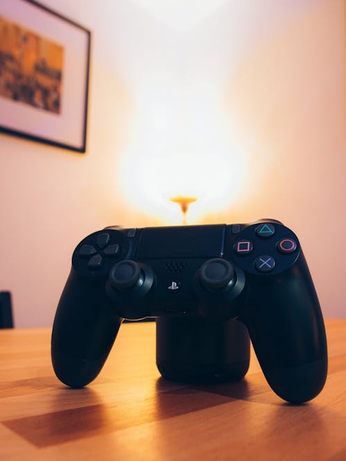 Schwarz Sony Ps4 Dualshock 4 Auf Tischplatte