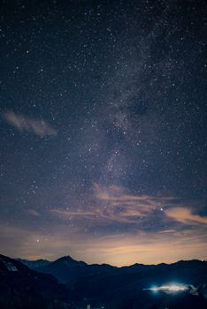 Kosmisches Berg & Himmel – Strahlende Weltraum-Wallpaper