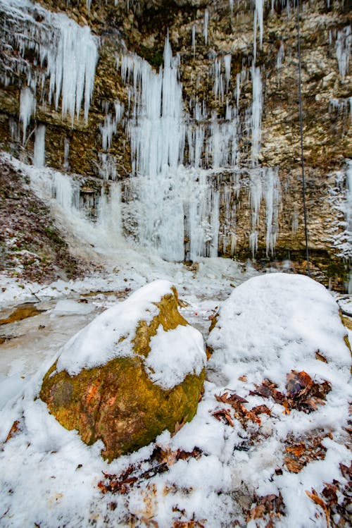 Free Snow on Rocks and Icicles on Mountain Stock Photo