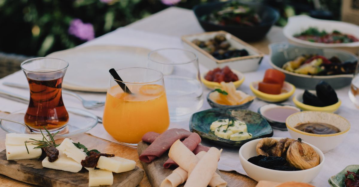 Comment créer un apéritif réussi autour des saveurs du monde
