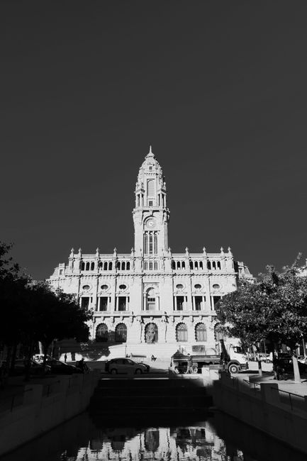 Black and white view of Porto City Hall, showcasing classic European architecture under a clear sky.