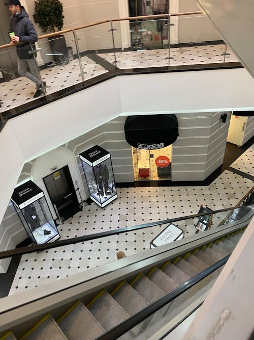 Fotos de stock gratuitas de centro comercial, escalas, escalera mecánica
