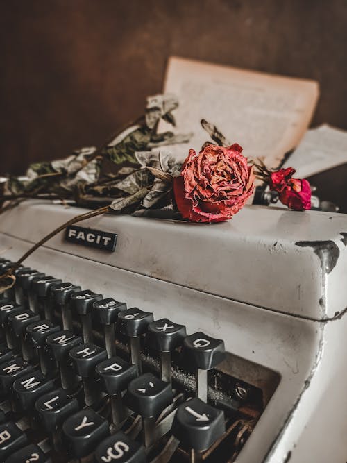 Darmowe zdjęcie z galerii z kwiaty, maszyna do pisania, pionowy strzał