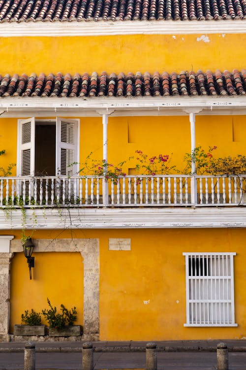 Free Yellow and White Concrete House With Roof Tiles Stock Photo