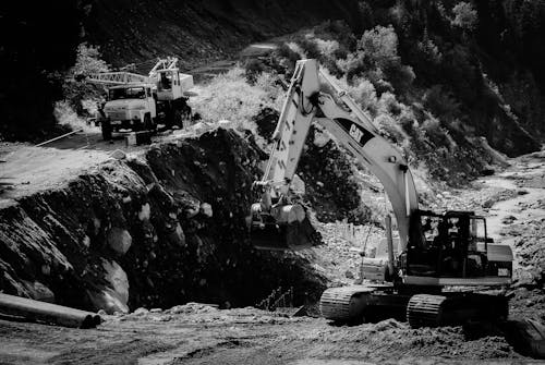 Immagine gratuita di bianco e nero, bulldozer, camion