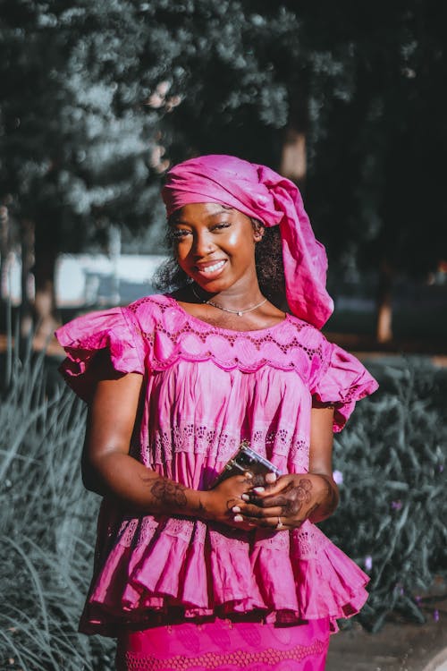 afrikalı-amerikalı kadın, bakmak, başörtü içeren Ücretsiz stok fotoğraf