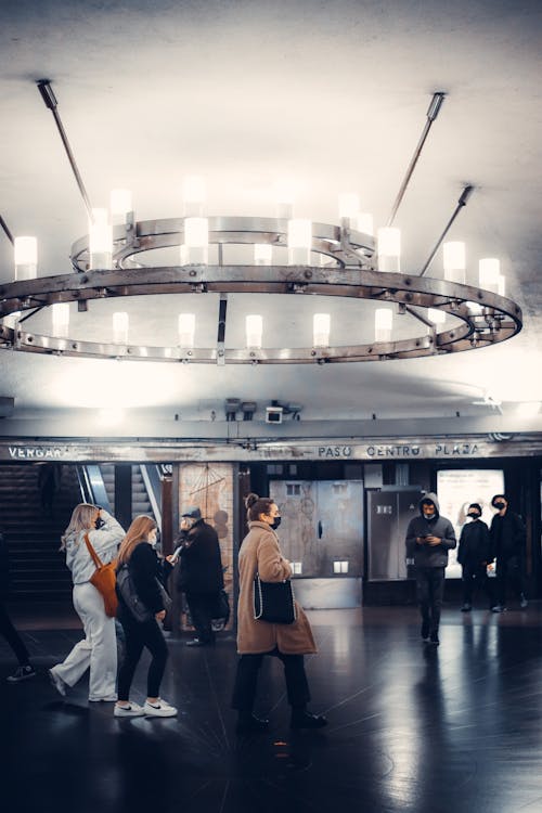 걷고 있는, 수직 쐈어, 지하철 역의 무료 스톡 사진