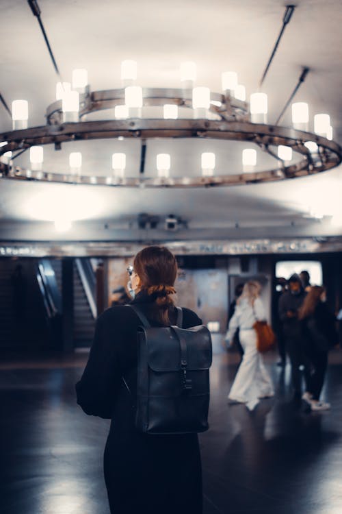 Foto profissional grátis de alforje, mochila, mulher