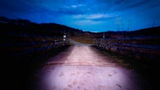 在德国巴德科尔伯格-赫尔德堡戏剧性的暮光天空下，有一座木桥