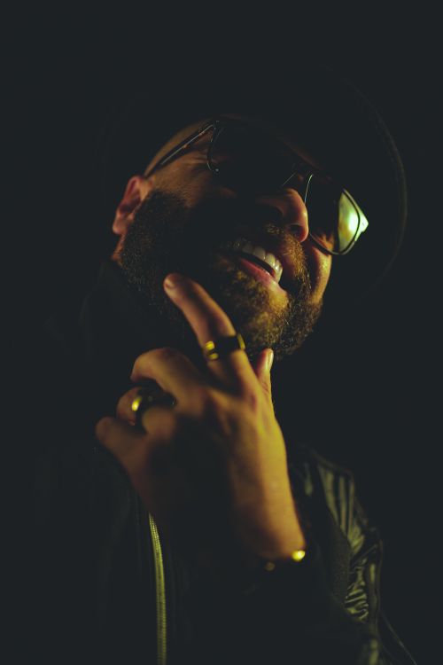 Free Moody portrait of a bearded man with sunglasses and rings, exuding confidence and style. Stock Photo