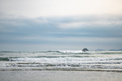 Free Ocean Waves Crashing on Shore Stock Photo