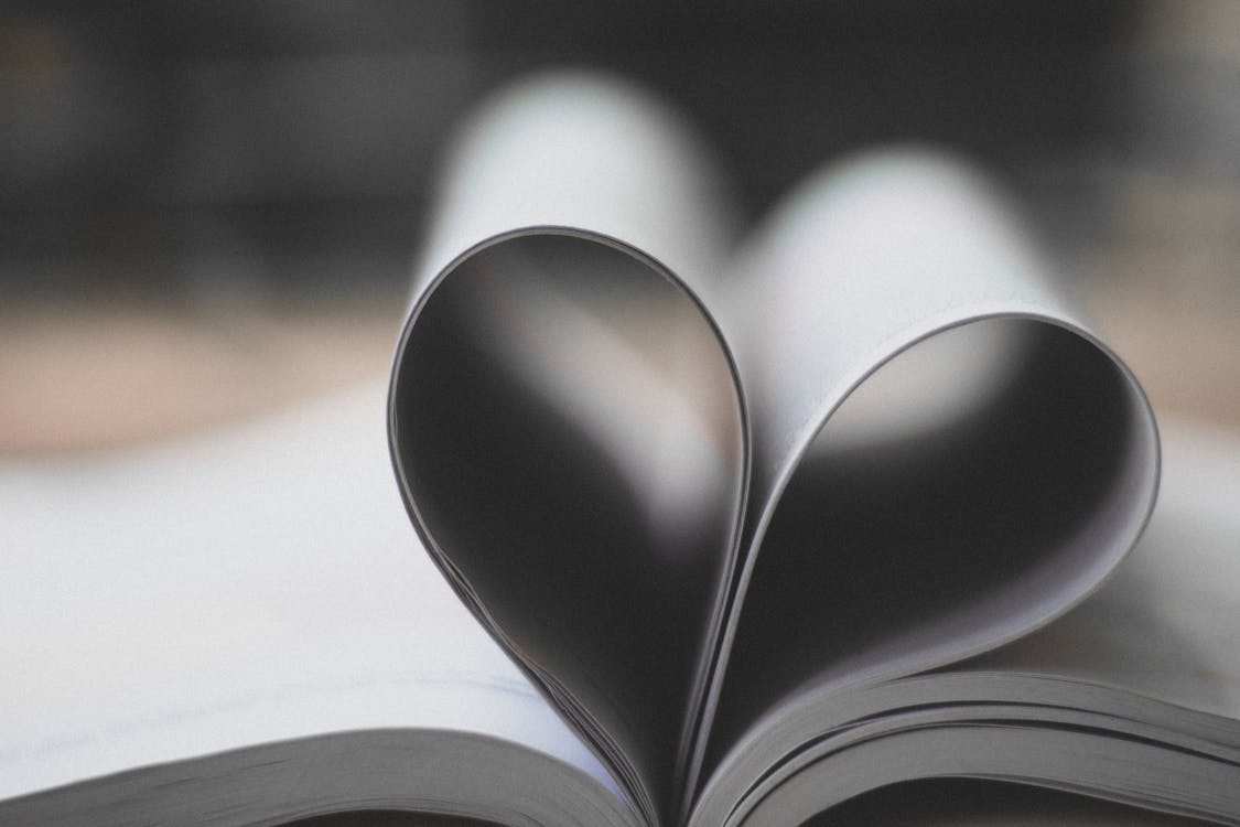 Fotografia Del Primo Piano Della Pagina Del Libro Pieghevole Che Forma Cuore