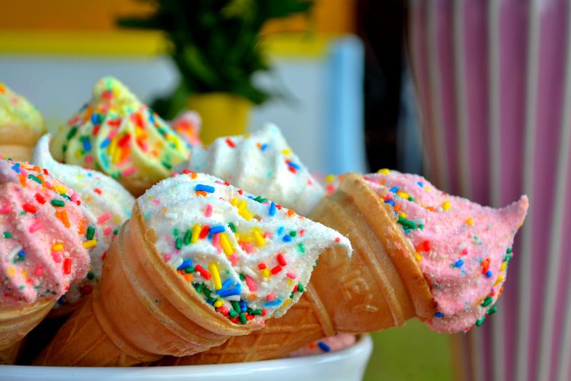 Coloridos conos de helado con chispas de colores, perfectos para el verano