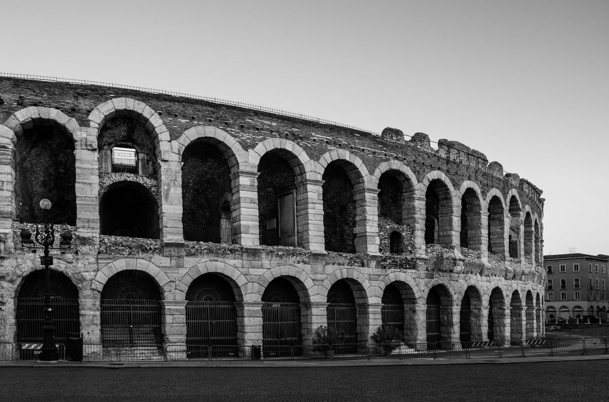 Arena din Verona in alb si negru, cu felinare si cladiri