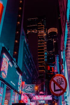 漫步香港九龙霓虹闪烁的街道，感受繁华夜生活，捕捉城市魅力