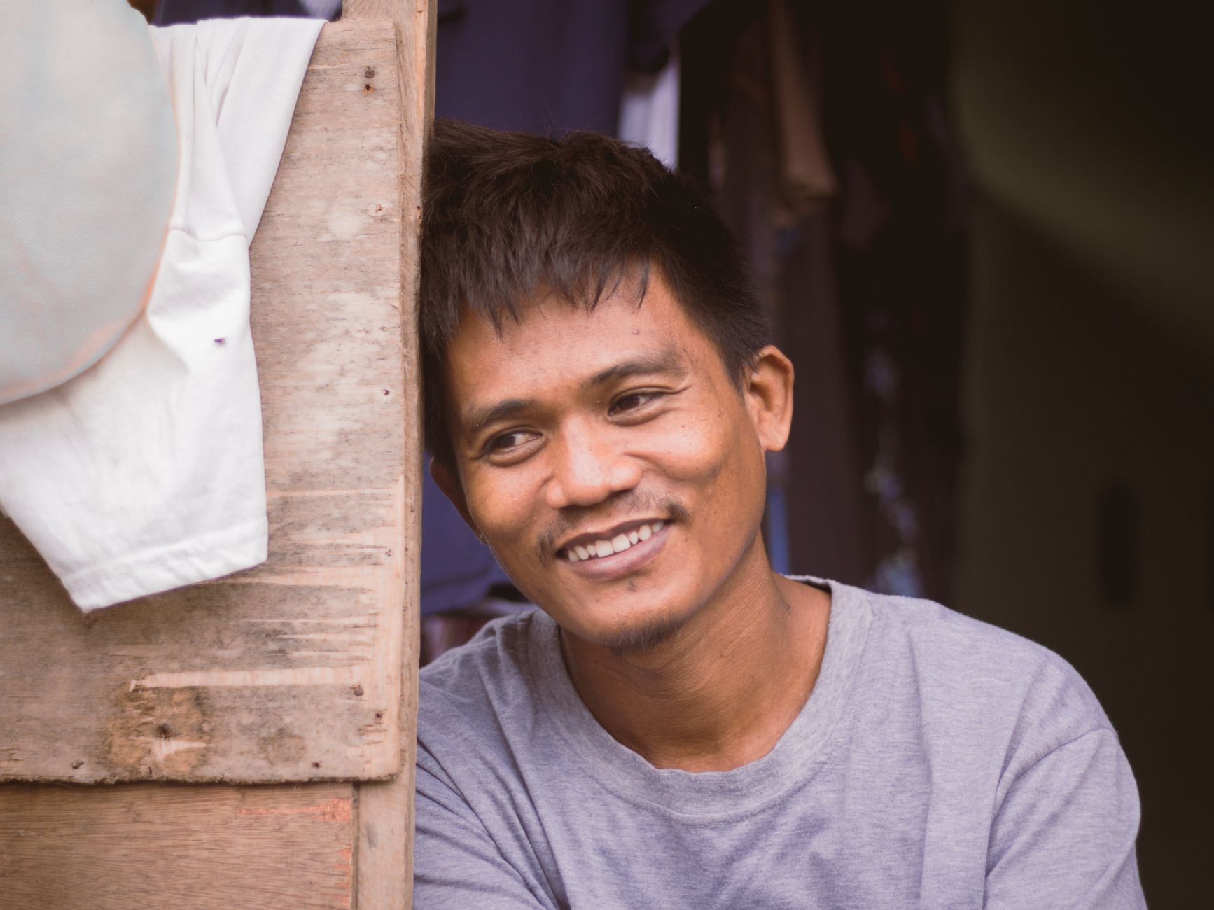 Giao tiếp phi ngôn ngữ đóng vai trò quan trọng khi lắng nghe chủ động.