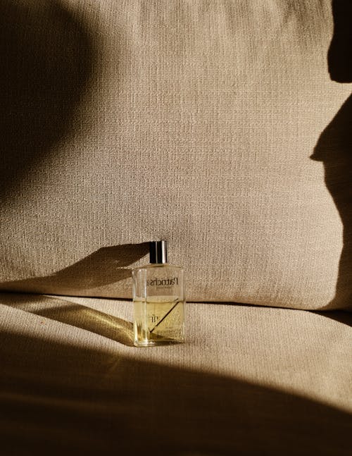Základová fotografie zdarma na téma detail, parfém, parfémová láhev