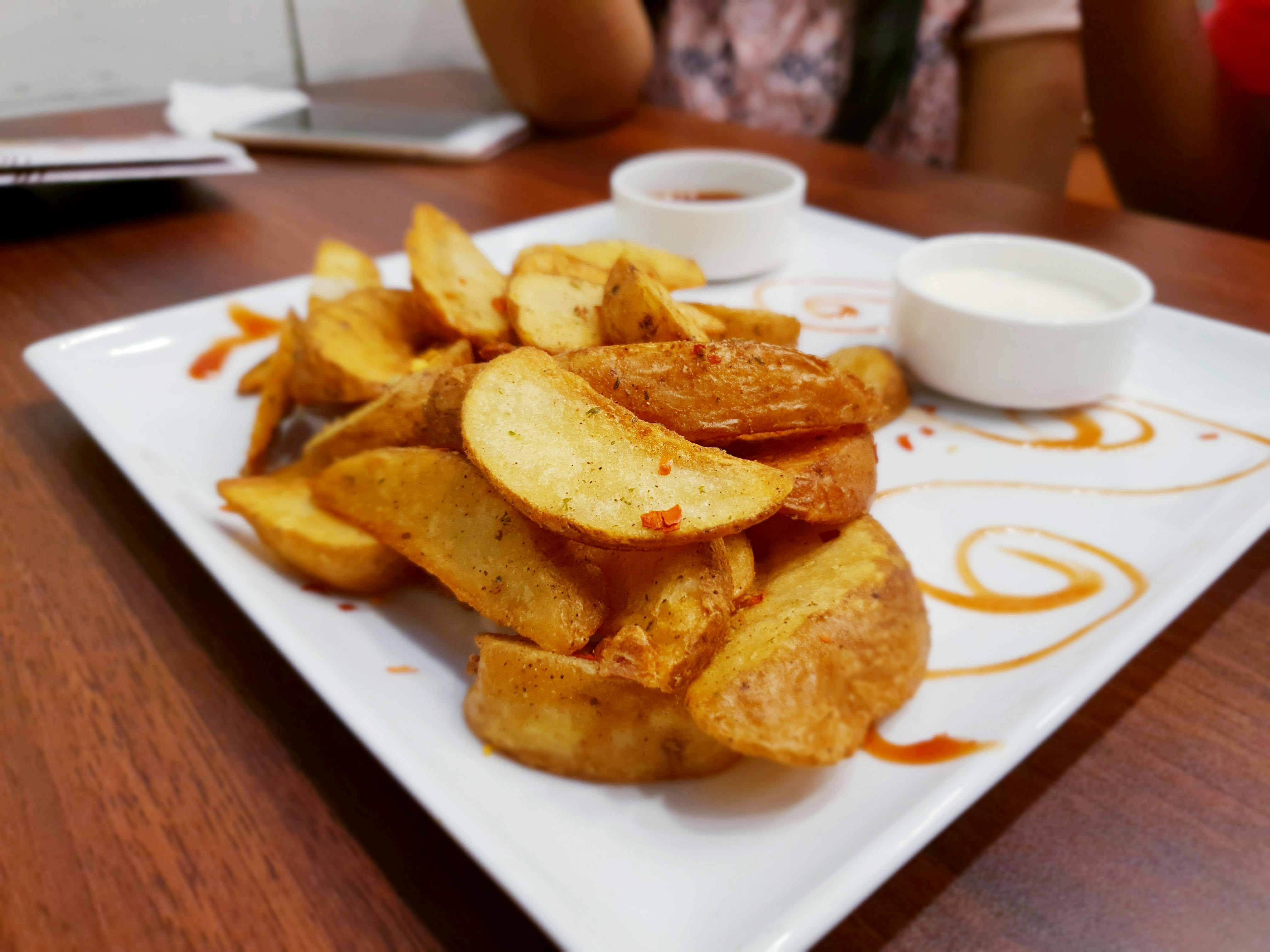 一杯热气腾腾的茶和茶点