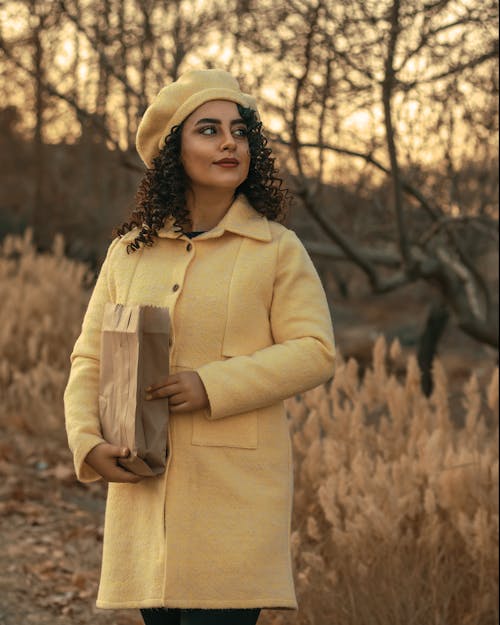 Immagine gratuita di cappotto giallo, donna, guardando lontano
