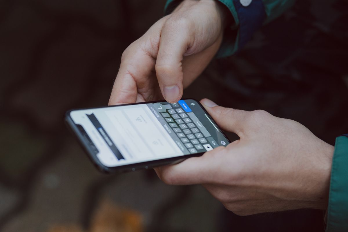 Escribiendo un mensaje por el teléfono
