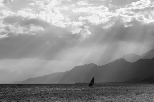 Foto d'estoc gratuïta de blanc i negre, embarcació d'aigua, escala de grisos
