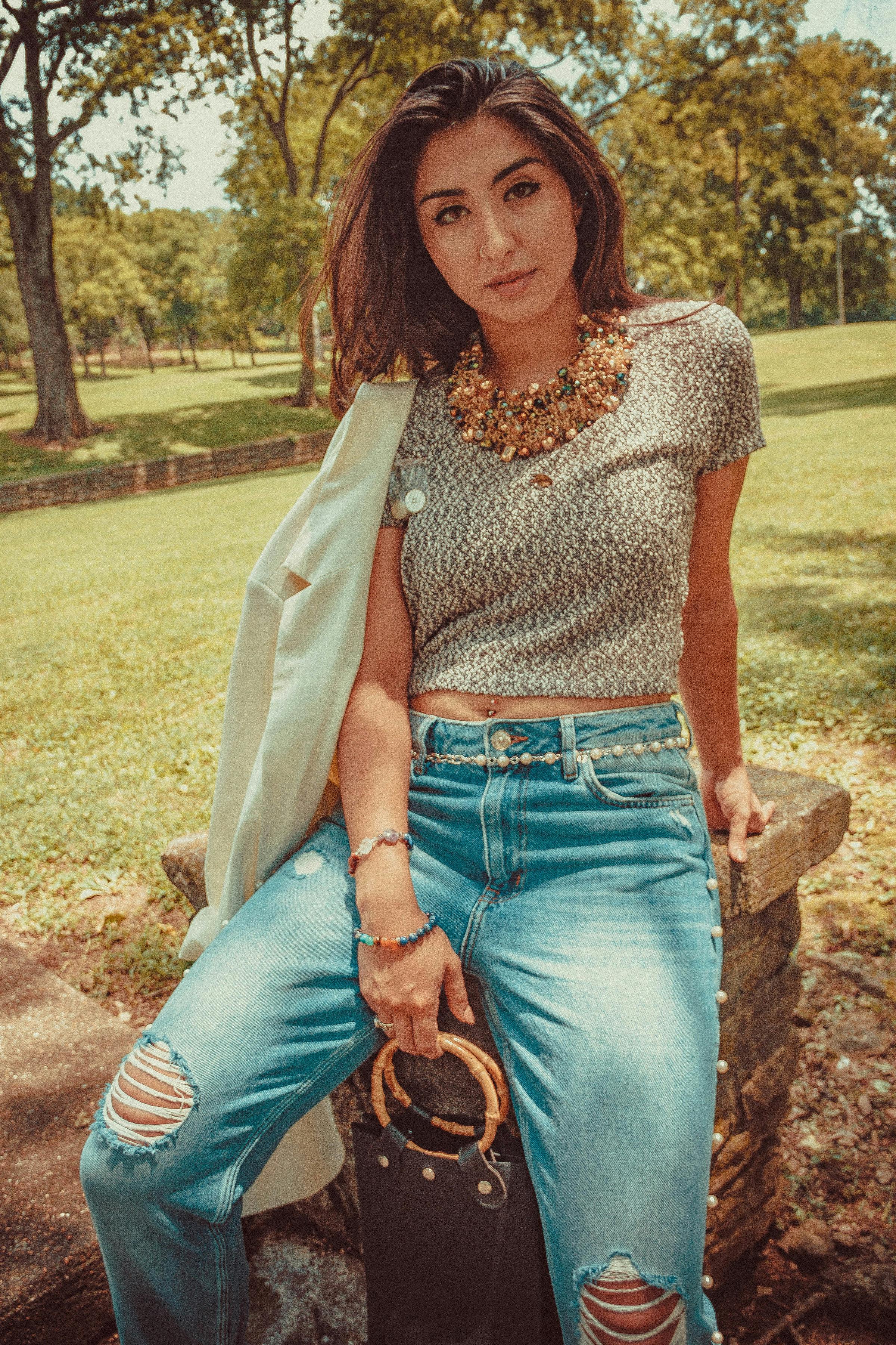 De franc Dona Amb Blue Denim Jeans Asseguda  Foto d'estoc