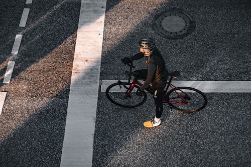 Základová fotografie zdarma na téma bikeři, černé oblečení, dlažba